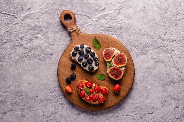 Deser na talerzu z owocami